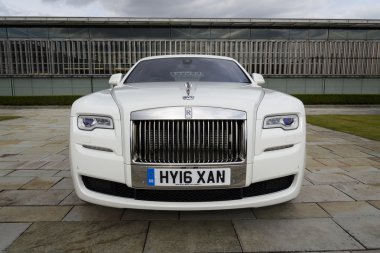 Rolls-Royce Ghost önünde Goodwood bitki üzerinde 11 Ağustos 2016 Road, İngiltere.