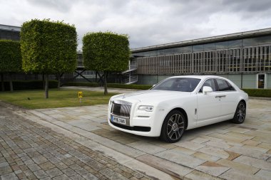 Rolls-Royce Ghost önünde Goodwood bitki üzerinde 11 Ağustos 2016 Road, İngiltere.