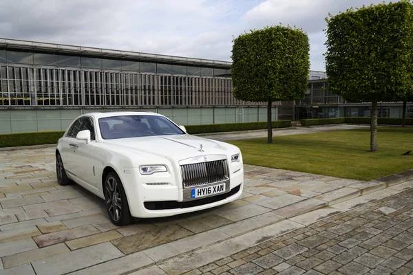 Rolls-Royce Ghost önünde Goodwood bitki üzerinde 11 Ağustos 2016 Road, İngiltere.