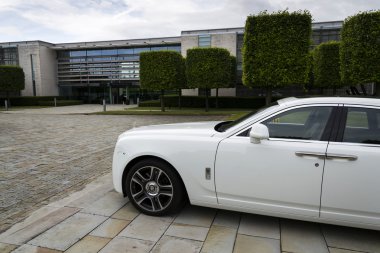 Rolls-Royce Ghost önünde Goodwood bitki üzerinde 11 Ağustos 2016 Road, İngiltere.