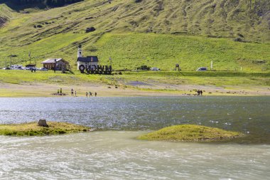 Livigno, İtalya için kilise önünde işareti Hoşgeldiniz