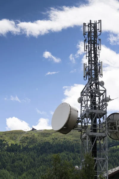 Стільниковий телефон передавачі на телекомунікаційні вежі в горах Livigno — стокове фото