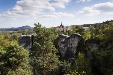 Trosky kalıntıları ile kumtaşı kaya Hruba Skala Castle çevresinde