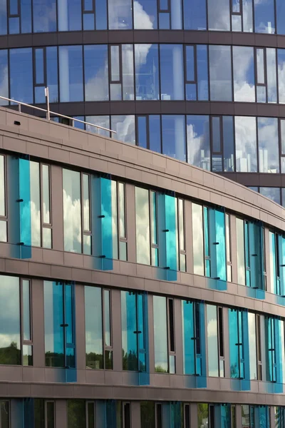 Kék brise-soleil nap megszakítók a modern irodaház üveg — Stock Fotó