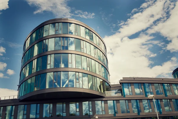 Blauwe brise soleil zon breakers op moderne kantoorgebouw glas — Stockfoto