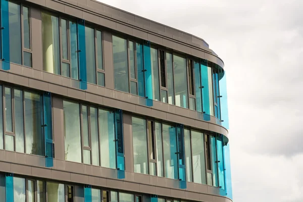 Kék brise-soleil nap megszakítók a modern irodaház üveg — Stock Fotó