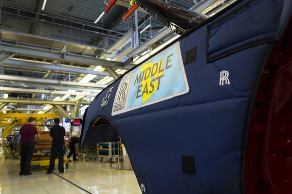 ロールス・ロイスの車は、2016年8月11日に英国のウェストハンプネットにあるグッドウッド工場の生産ラインに立っています。ロールス・ロイス、パリモーターショーをスキップ. — ストック写真