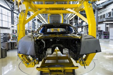 Rolls-Royce arabalar Goodwood fabrikasında üretim hattı üzerinde durmak 