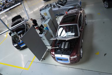 Rolls-Royce arabalar Goodwood fabrikasında üretim hattı üzerinde durmak 