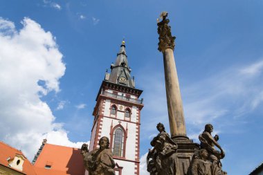Chomutov, Usti nad Labem bölgesi, Krusne hory, Ore Dağları, Çek Cumhuriyeti, güneşli yaz günü, berrak mavi gökyüzü arka planı