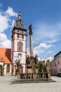 Chomutov, Usti nad Labem bölgesi, Krusne hory, Ore Dağları, Çek Cumhuriyeti, güneşli yaz günü, berrak mavi gökyüzü arka planı