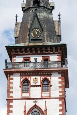 Chomutov, Usti nad Labem bölgesi, Krusne hory, Ore Dağları, Çek Cumhuriyeti, güneşli yaz günü, berrak mavi gökyüzü arka planı