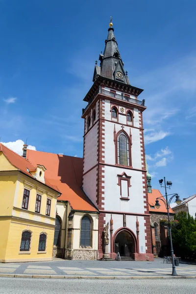 Aussichtsturm Der Spätgotischen Dekanatskirche Mariä Himmelfahrt Chomutov Region Usti Nad Stockbild