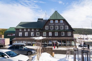 MALA UPA, CZECH REPUBLIC - 24 Şubat 2020: Trautenberk bira fabrikası 24 Şubat 2020 tarihinde Çek Cumhuriyeti 'nin Mala Upa kentinde güneşli kış gününde dış cephe inşaatı. 