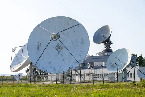 Radarantenne Satellietverbindingscentrum Telecommunicatietoren Draadloos Communicatieconcept Heldere Blauwe Lucht Een Zonnige — Stockfoto