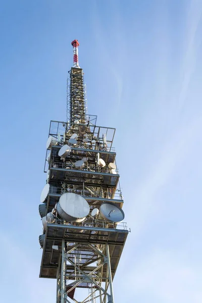 送信機や空気と通信塔 無線通信と5Gブロードバンドセルラーネットワークの概念 コピースペースと明確な青空の背景 — ストック写真