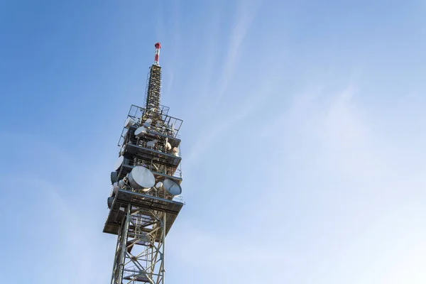 带有发射机和天线的电信塔 无线通信和5G宽带蜂窝网络概念 带有复制空间的蓝天背景 图库照片