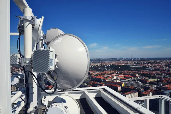 Bau Für Breitband Mobilfunksender Telekommunikationsturm Drahtloses Kommunikationskonzept Klarer Blauer Himmel — Stockfoto