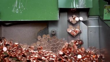 Para basma makinesinde üretilen madeni paralar, bakır ile galvanize edilmiş çelik, gerçek zamanlı, para basma enflasyon konsepti, borç monetizasyonu