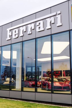 PRAG, CZECH REPUBLIC - 23 Aralık 2018: Ferrari N. V. İtalyan lüks spor otomobil üreticisi şirket logosu 23 Aralık 2018 tarihinde Prag, Çek Cumhuriyeti 'nde galeri binası önünde. 