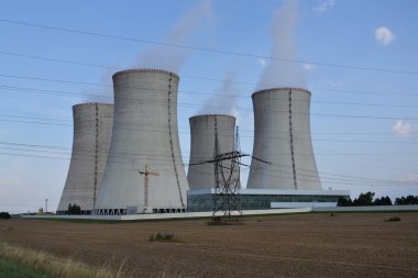 Nükleer Santrali'nde soğutma kuleleri