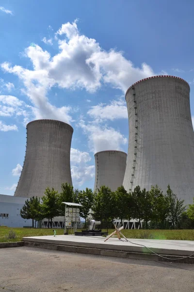 Torres de arrefecimento na central nuclear — Fotografia de Stock