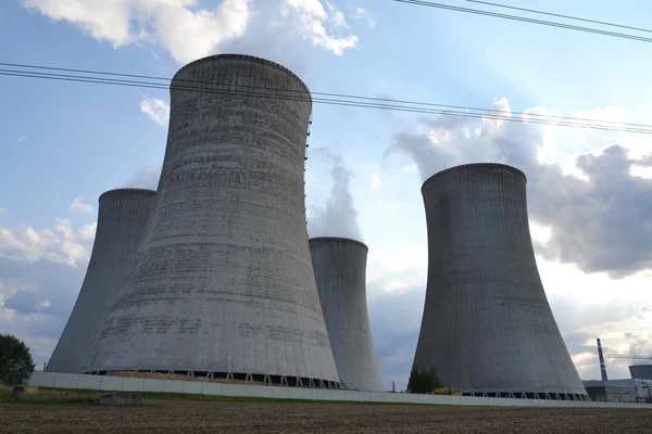 Torres de refrigeración de la central nuclear — Foto de Stock