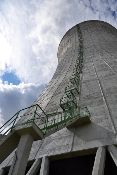 Tours de refroidissement à la centrale nucléaire — Photo