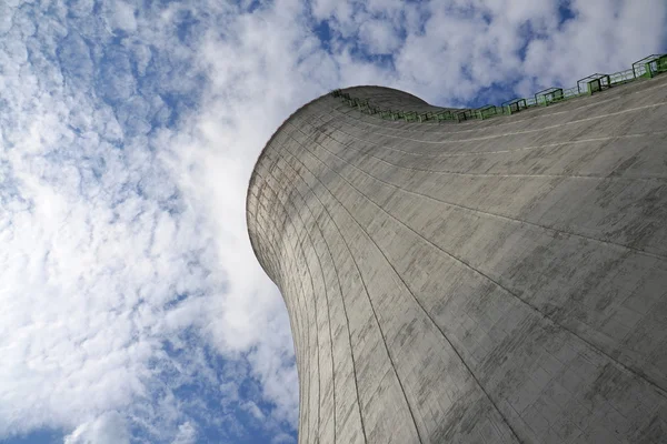 Mendinginkan menara di pembangkit listrik tenaga nuklir — Stok Foto