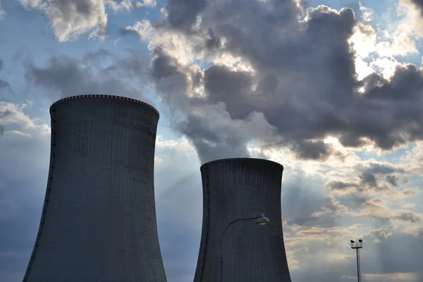 Torres de refrigeración de la central nuclear — Foto de Stock