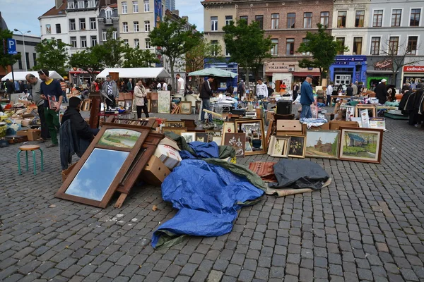 Mercado de pulgas en la Place du Jeu de Balle en Bruselas, Bélgica —  Fotos de Stock