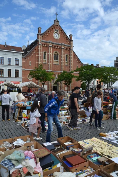 跳蚤市场在布鲁塞尔，比利时地方杜戏广场 — 图库照片