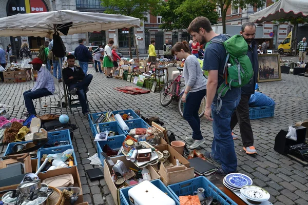 Loppmarknad på place du jeu de balle i Bryssel, Belgien — Stockfoto