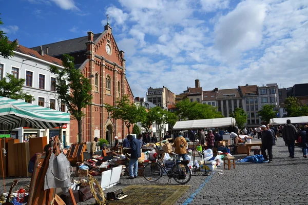 Loppmarknad på place du jeu de balle i Bryssel, Belgien — Stockfoto