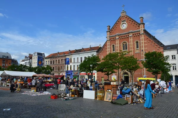 Loppmarknad på place du jeu de balle i Bryssel, Belgien — Stockfoto