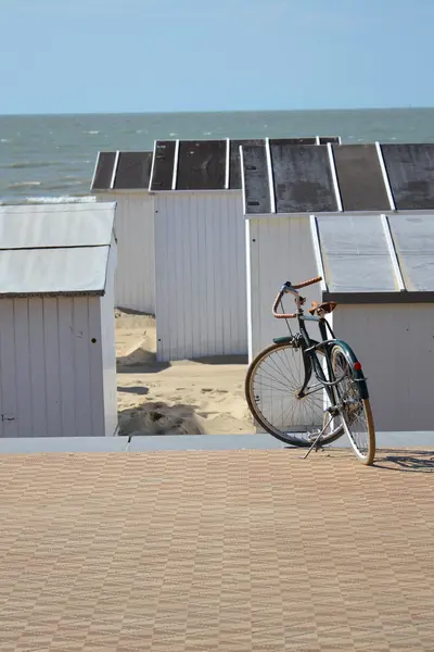 Cykel på en strandpromenade - Stock-foto