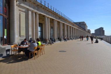 Oostende, Belçika'da insanlar üzerinde bir sahil gezi 