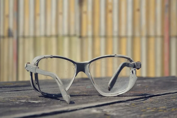 Vintage brýle na dřevěný stůl — Stock fotografie