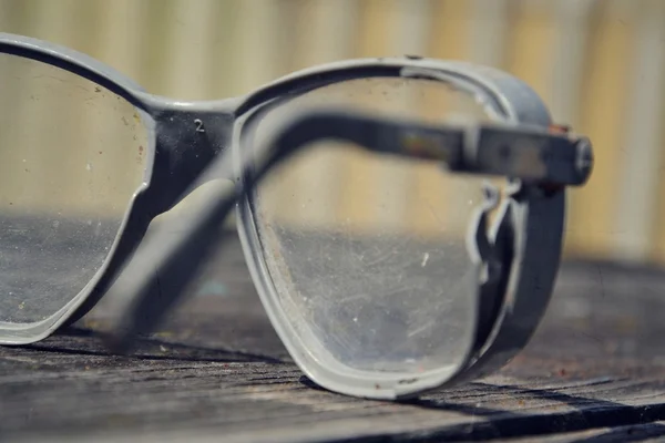 Vintage brýle na dřevěný stůl — Stock fotografie