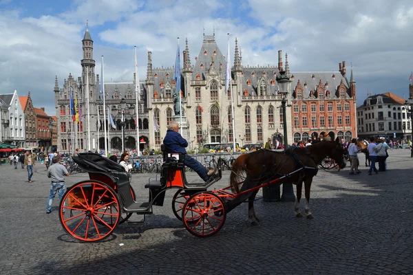 Pferdekutsche auf dem Marktplatz in Brügge, Belgien — Stockfoto