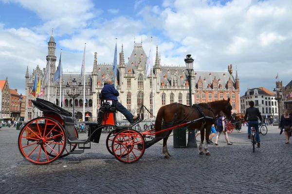 Hästskjuts på torget i Brygge, Belgien — Stockfoto