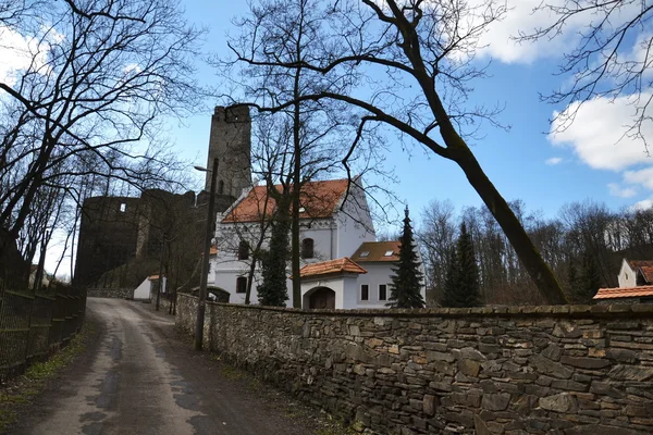 Old restored house with ruins of the Okor castle — Stock Photo, Image