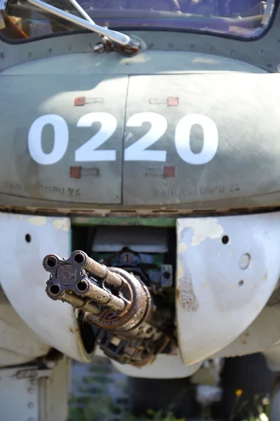 Пулемёт на старом военном самолёте — стоковое фото