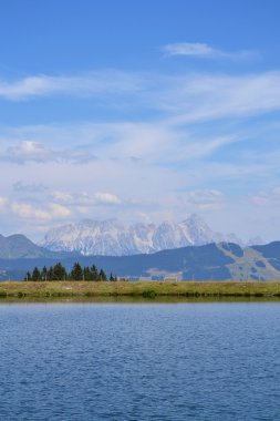 Bulutlar Alps gölde, pastoral yaz yatay