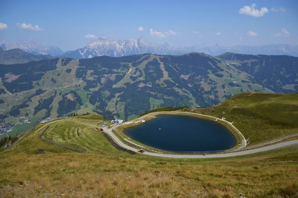 在阿尔卑斯山高山湖与田园夏日风景 — 图库照片