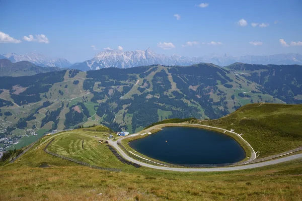 在阿尔卑斯山高山湖与田园夏日风景 — 图库照片