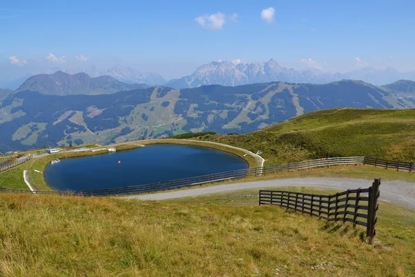 在阿尔卑斯山高山湖与田园夏日风景 — 图库照片