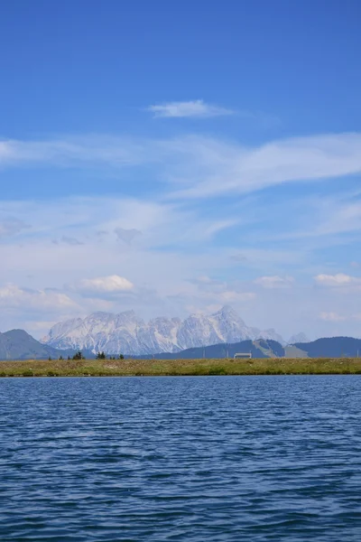 Idyllische Sommerlandschaft mit See in den Gebirgsalpen — Stockfoto