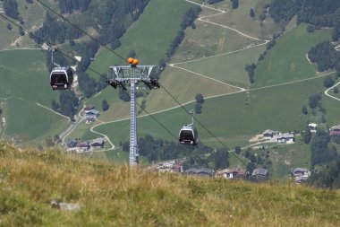 Teleferik ile dağlar manzara pastoral yaz