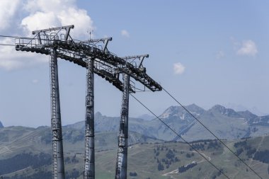 Teleferik ile dağlar manzara pastoral yaz